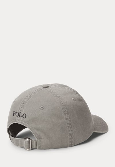 Hellgraue verstellbare Baseballkappe mit Metallschnalle und "POLO" in Schwarz auf der linken Rückseite bestickt.