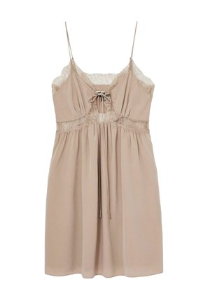 Nuden silkkinen liukupuku, jossa on pitsikoristelu, säädettävät spagettiolkaimet ja eteen solmittava nauha, joka esittelee löysän, hulmuavan siluetin.