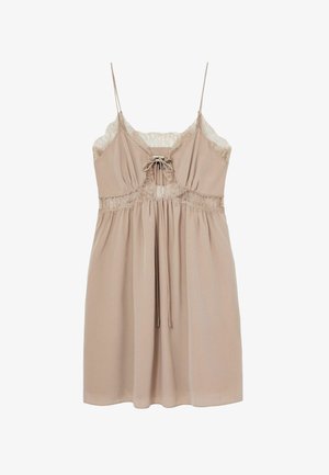 Nuden silkkinen liukupuku, jossa on pitsikoristelu, säädettävät spagettiolkaimet ja eteen solmittava nauha, joka esittelee löysän, hulmuavan siluetin.