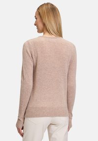 Betty Barclay MIT RUNDHALSAUSSCHNITT - Strickpullover - funghi melange