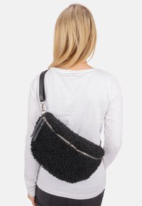 Seasons of April FLUFFY - Umhängetasche - schwarz