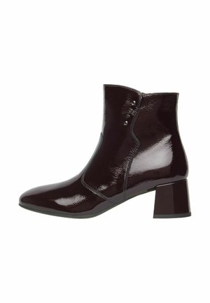 Botines burdeos brillantes con punta afilada, cremallera lateral y tacón cuadrado. Confeccionados en cuero sintético con un acabado texturizado y detalles decorativos.