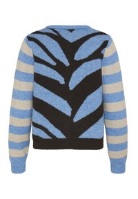 Maglione a maglia con motivo a foglia nera su base blu. Presenta maniche a righe in blu chiaro e crema, polsini e colletto a coste.