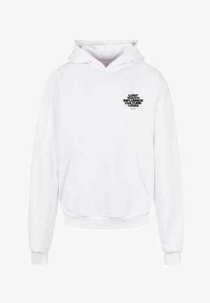 Valgest puuvillaseguse mütsiga, millel on eesmine tasku, soonikkoes mansetid ja must graafiline print vasakul rinna piirkonnas.