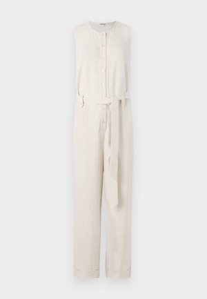 Combinaison en lin de couleur beige clair, sans manches, avec une fermeture par boutons à l'avant, une ceinture à la taille, et des jambes fuselées avec des poignets retroussés.