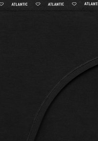 Czarna bawełniana bielizna o gładkiej fakturze, z szerokim pasem ozdobionym napisem "ATLANTIC" i wzorami serc oraz klasycznym kroju bokserek.