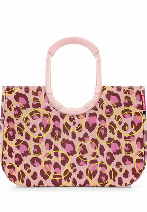 Bolsa de mano rosa con manchas de leopardo marrones y moradas y caras sonrientes amarillas, con asas redondeadas rosas y una pequeña etiqueta de marca roja.