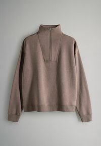 Brauner Sweatshirt mit Reißverschluss aus weichem Material. Verfügt über einen hohen Kragen, abgefallene Schultern und einen lässigen Schnitt mit gerippten Bündchen und Saum.