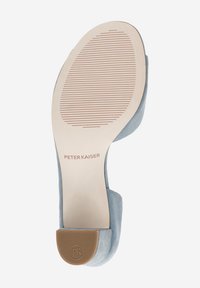 Lichtblauwe suede schoenzool met een textuur van beige rubber onderkant en een geponst logo. Kenmerkt zich door een ronde hak en een gladde afwerking.
