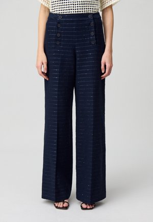 Pantalons larges navy à rayures verticales, avec un tissu texturé, taille haute et accents de double bouton sur les poches avant.