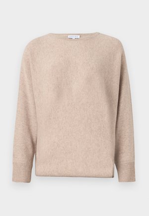 Maglione beige lavorato a maglia con collo rotondo, maniche lunghe e polsini a costine. La texture appare morbida, caratterizzata da un motivo sottile e uniforme.