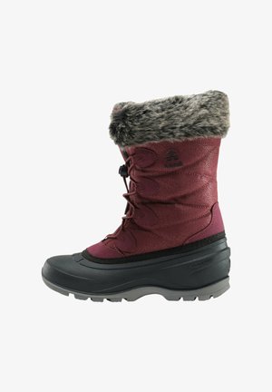 Botte d'hiver imperméable bordeaux avec col en fausse fourrure, texture matelassée, laçage ajustable et semelle en caoutchouc noir avec motif de semelle.