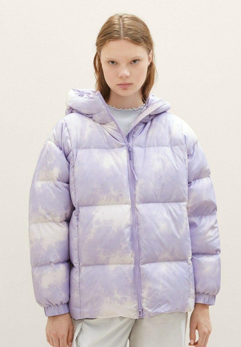 Wypchana purpurowa kurtka z efektem tie-dye, wyposażona w zamek błyskawiczny i kaptur. Wykonana z lekkiego materiału o miękkiej teksturze.