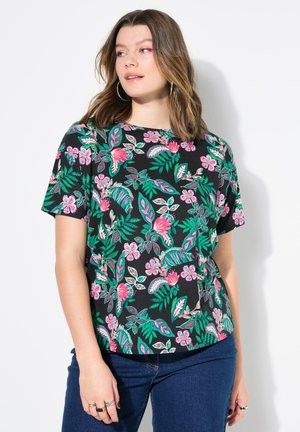 Haut noir à manches courtes avec un motif floral en rose et vert, doté d'un col rond et d'une coupe décontractée.