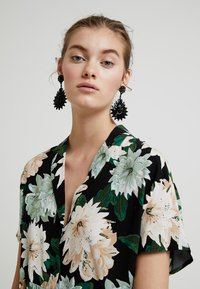 sweet deluxe CIANA - Boucles d'oreilles - schwarz