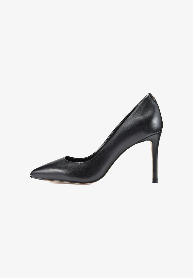 Escarpin noir en cuir avec un bout pointu et une texture lisse. Présente un design épuré et un talon fin et élégant.