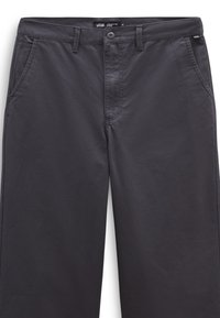 Chinos grigio scuro realizzati in tessuto misto cotone, dotati di chiusura con bottone, tasche laterali e una texture liscia con dettagli di cucitura sul davanti.