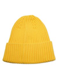 Gul stickad mössa med ribbat mönster och vikbar kant. Har strukturerade stygn längs toppen, mjukt material och en tät passform.