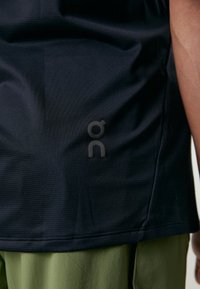On TREK - Sports T-shirts - black