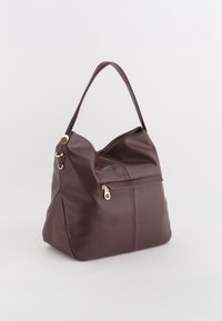Burgundowa skórzana torebka na ramię z pojedynczym paskiem, gładka w dotyku, o luźnym kształcie i z zamykaną na zamek frontową kieszenią z złotymi akcentami.