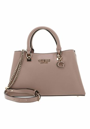 Borsa sintetica beige con doppi manici, tracolla a catena removibile, accessori in oro e ciondolo con logo. Texture liscia e forma strutturata.