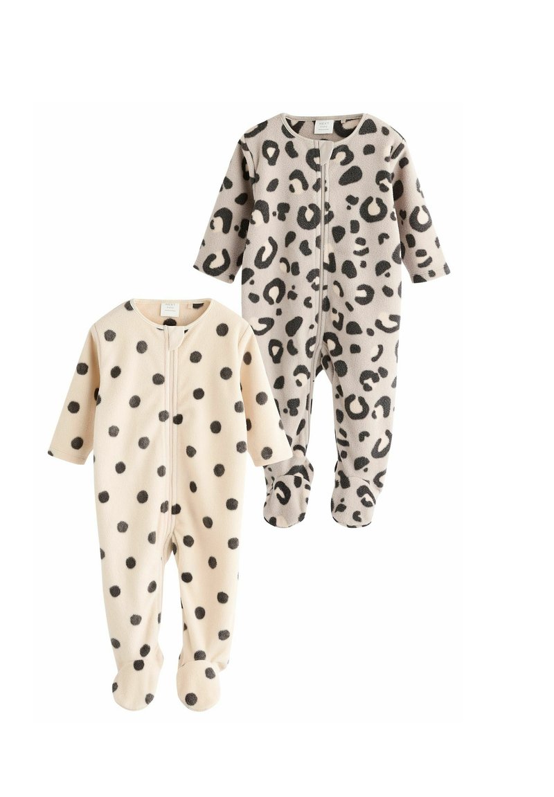Zwei Babyschlafanzüge aus Fleece; einer beige mit schwarzen Punkten, der andere grau mit schwarzen Leopardenflecken. Beide haben einen Reißverschluss und Fußteile.