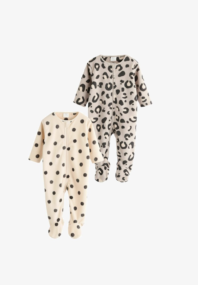 Zwei Babyschlafanzüge aus Fleece; einer beige mit schwarzen Punkten, der andere grau mit schwarzen Leopardenflecken. Beide haben einen Reißverschluss und Fußteile.