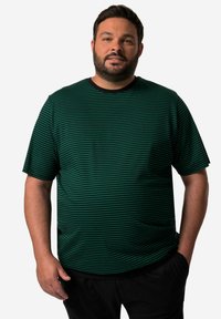 Randig t-shirt i mörkgrön och svart, med rund hals och korta ärmar, i en avslappnad passform och mjuk tygtextur.
