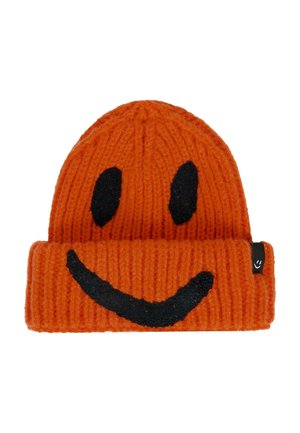 Szydełkowany pomarańczowy beanie z czarnym wzorem uśmiechniętej buzi. Prążkowana struktura i podwinięty mankiet, z małą metką z logo po boku.