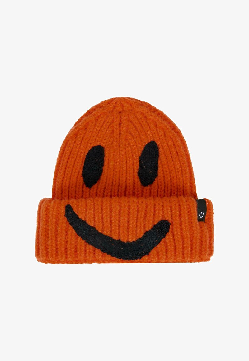 Beanie arancione lavorato a maglia caratterizzato da un design con faccina sorridente nera. Texture a coste e risvolto piegato, con un piccolo etichetta logo sul lato.