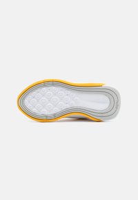 Nike Performance INFINITY FLOW UNISEX - Hardloopschoenen voor op de weg - summit white/arctic orange/pinksicle/university gold