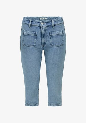 Vaqueros cropped de mezclilla azul claro con bolsillos parche delanteros, trabillas para cinturón y cierre de botón en la cintura.