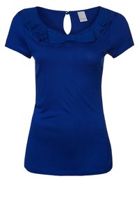 Blå kortärmad T-shirt i mjukt tyg, med volangkrage och en nyckelhålsöppning bak med knappstängning.