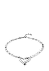 Bracelet en chaîne argentée avec fermoir en cœur surdimensionné, présentant des maillons allongés et une brillance subtile. Longueur réglable avec une petite étiquette.