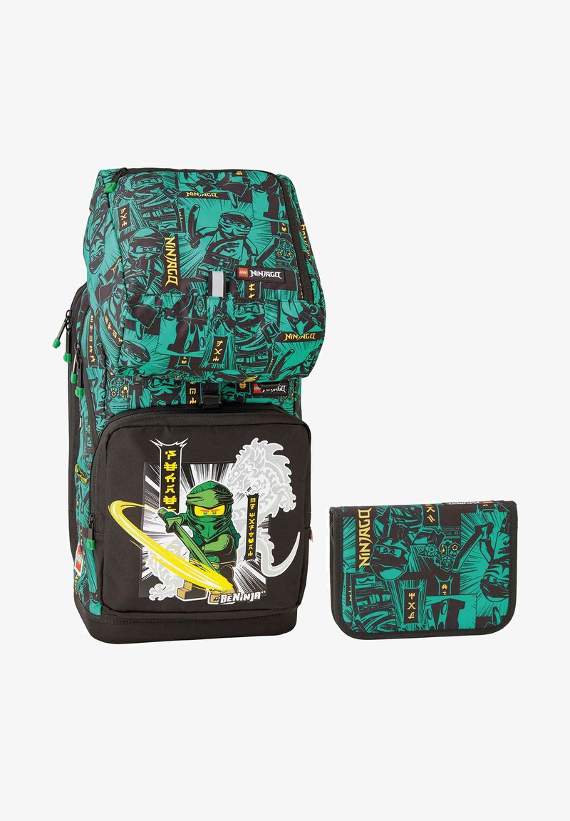 Sac à dos avec un design de ninja vert et noir, présentant des personnages multicolores, une poche zippée à l'avant et une pochette plus petite assortie.