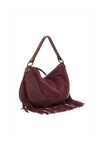 Borsa in pelle bordeaux con una finitura in suede morbido, forma arrotondata, manico superiore e frange decorative lungo il bordo inferiore.