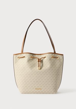 Beige Michael Kors shoppers tas met herhalend "MK" logo patroon, bruine leren afwerking, dubbele handvatten en een bruine trekkoordsluiting met goudkleurige oogjes.