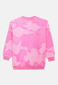 Ροζ φούτερ με έντονο αφηρημένο μοτίβο από κυματιστές μορφές και ρίγες. Κατασκευασμένο από μαλακό ύφασμα με ριμπ μανσέτες και τελείωμα.