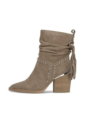 Bottines en suède tan avec un design décontracté, des accents en clous argentés, un détail de frange et un talon en bois épais. Bout pointu.