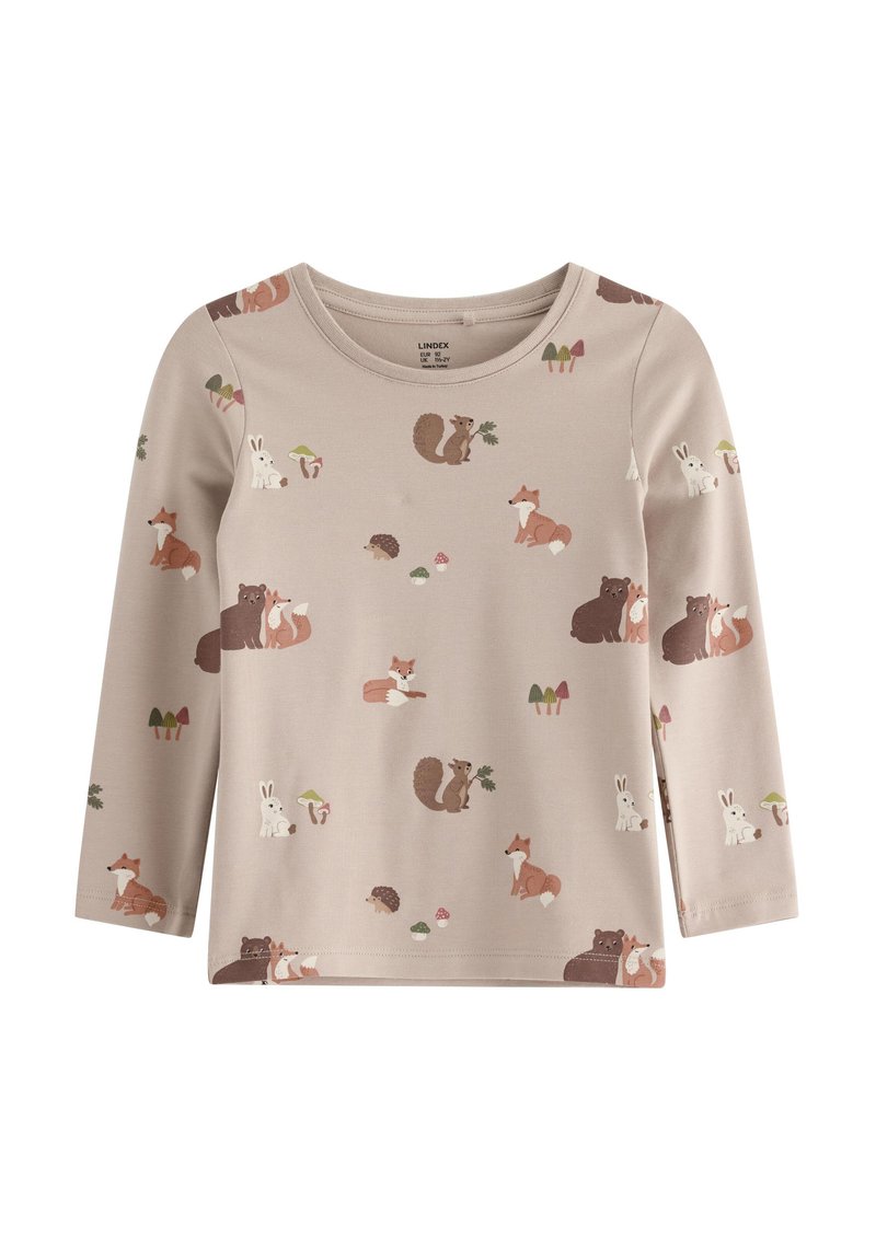 Beige langemouwen shirt met een lichte textuur, voorzien van een speelse dierenprint van vossen, konijnen, egels en paddenstoelen in aardetonen.