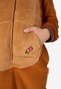 Rjava flis jakna z zadrgo spredaj, kenguru žepom in majhnim pisanem vezenjem sladoleda na žepu. Detajli z rebrastimi manšetami.