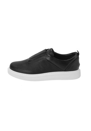 Schwarzer Slip-On-Sneaker mit strukturiertem Obermaterial und glatten Lederakzenten. Verfügt über eine weiße Gummisohle und minimalistisches Design.