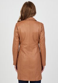 Brauner Ledermantel mit einem eleganten Design, langen Ärmeln und einem klassischen Kragen. Er hat eine taillierte Silhouette und eine glatte Textur.