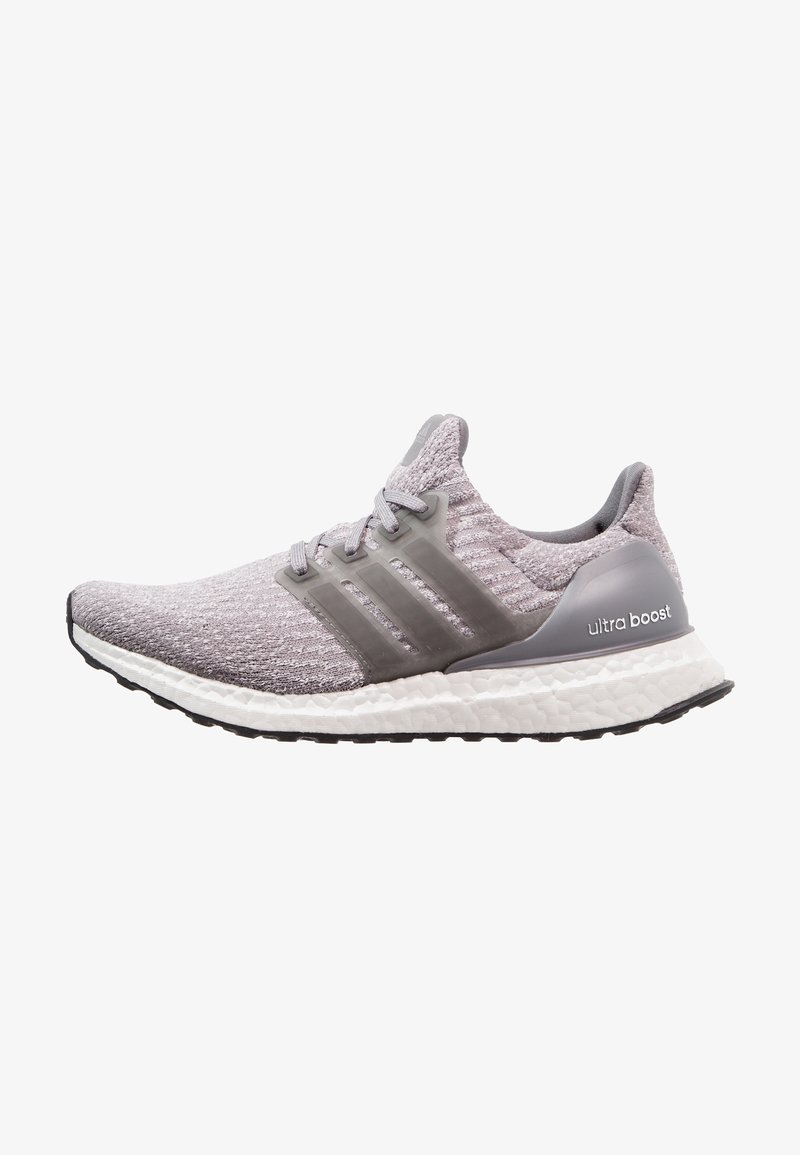 Chaussure de course Adidas Ultra Boost gris clair avec empeigne en maille, cage translucide, semelle intermédiaire blanche amortie et semelle extérieure crantée noire.