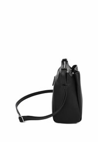 Bolso cruzado de cuero negro con un diseño delgado, que cuenta con una correa desmontable y herrajes plateados. Cierre de cremallera en la parte superior para un acceso seguro.