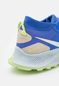 Nike Performance PEGASUS TRAIL 3 GTX - Sapatilhas de trail running - medium blue/coconut milk/sanddrift/football grey/light lemon twist