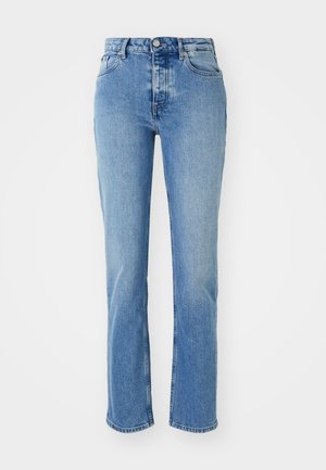 Vaaleansiniset suorat farkut korkealla vyötäröllä, viidellä taskulla ja kevyellä kulutuksella edessä.