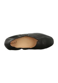 Schwarze Leder-Ballettschuhe mit abgerundetem Zeh, elastischem oberen Rand und minimaler Naht. Glatte Textur und neutrale Sohle.