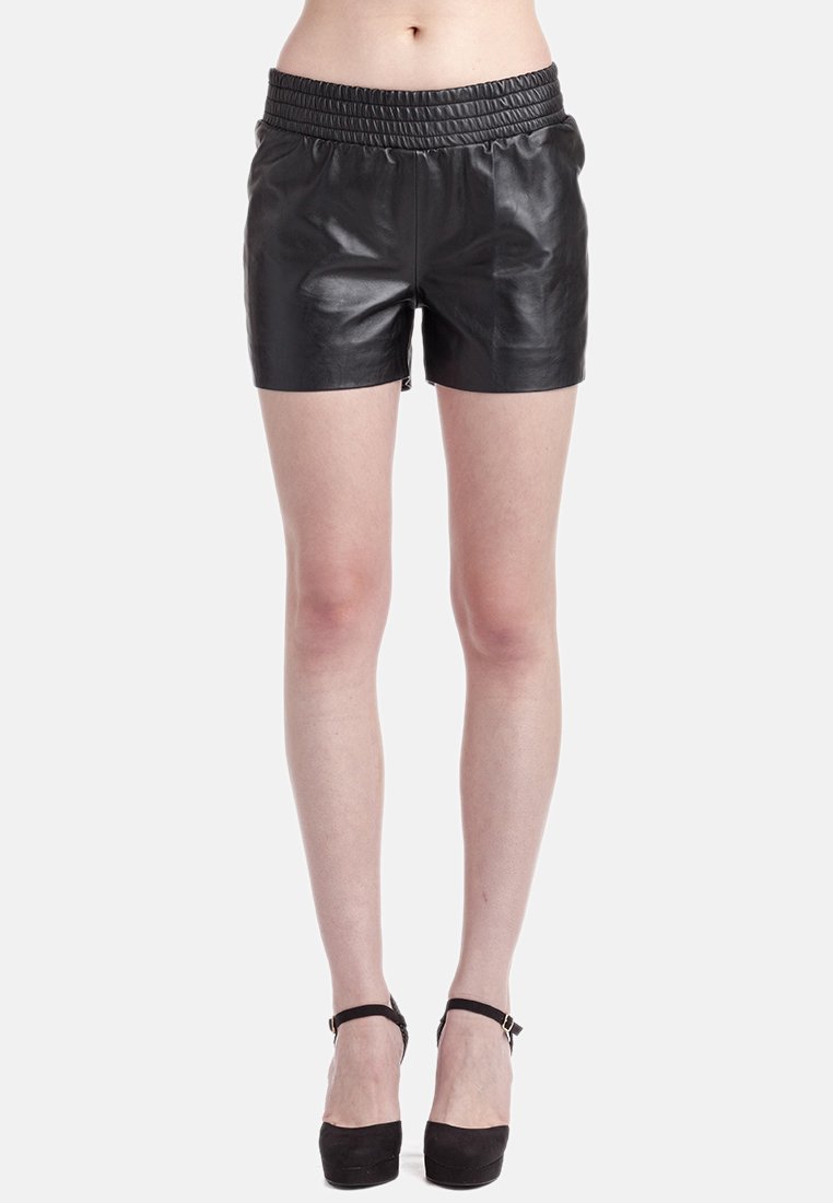 Zwarte leren shorts met een elastische tailleband, gestroomlijnde vorm en een gladde textuur. Beschikt over een hoge taille en zakken.