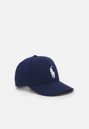 Marineblaue Baseballkappe mit gebogenem Schirm und weißem, besticktem Polo-Spieler-Logo auf der Vorderseite, dargestellt vor einem schlichten Hintergrund.